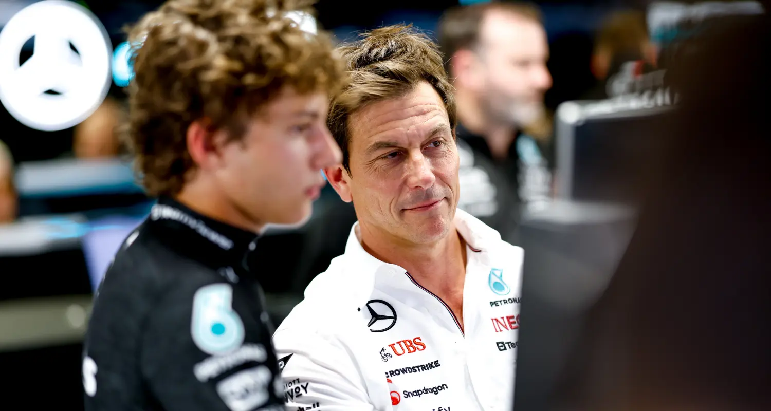 Toto Wolff i Kimi Antonelli - Mercedes-AMG Petronas Formula One Team / © Mercedes-AMG Petronas Formula One Team / LAT Images Toto Wolff i Kimi Antonelli - Mercedes-AMG Petronas Formula One Team / © Mercedes-AMG Petronas Formula One Team / LAT Images