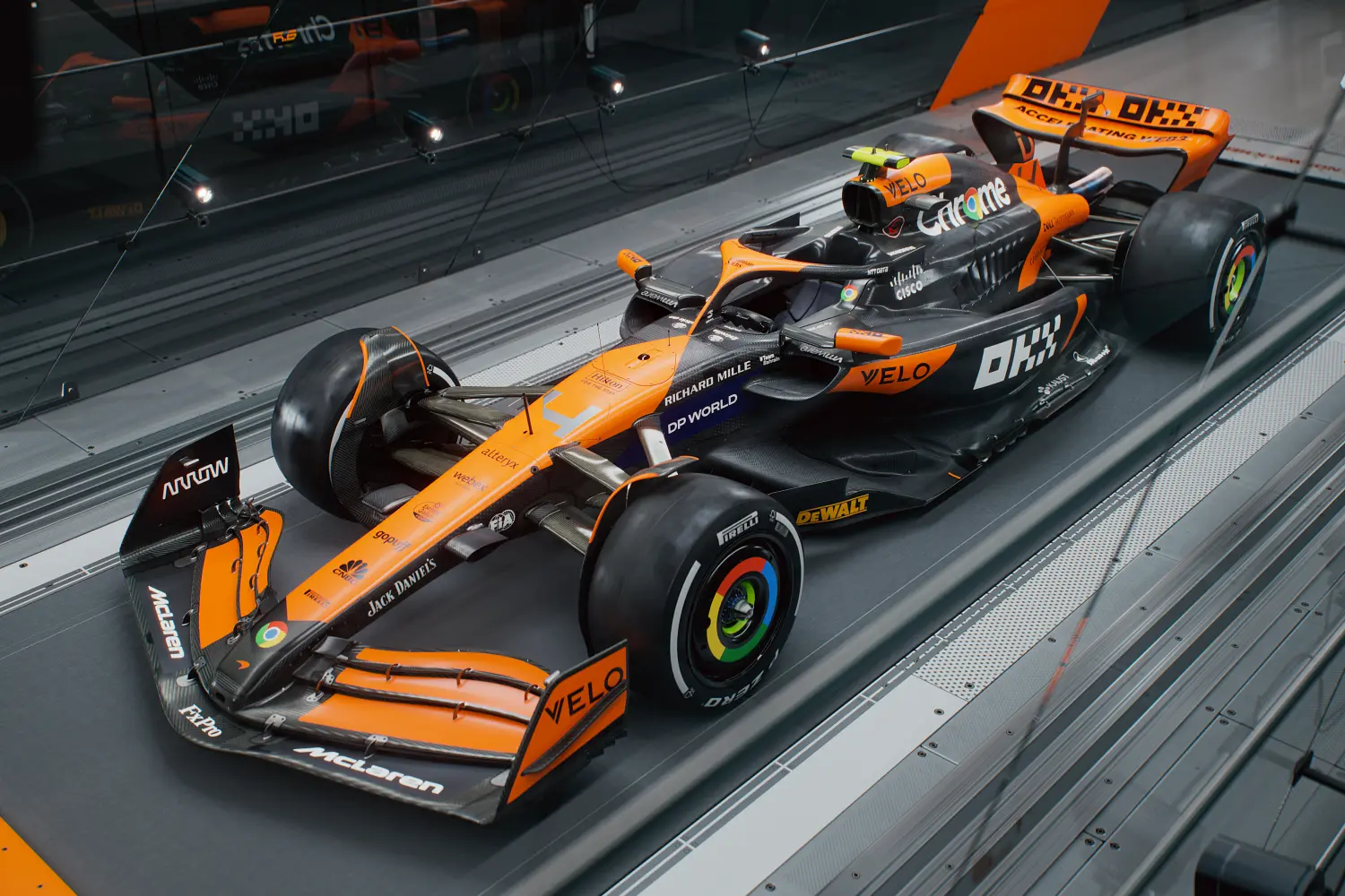 Malowanie McLarena MCL38 na sezon 2024 / © McLaren F1